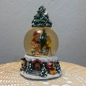 FESTIVE SNOW GLOBE WITH SANTA & CHILDREN PLAYS THE SONG SANTA IS COMING TO TOWN